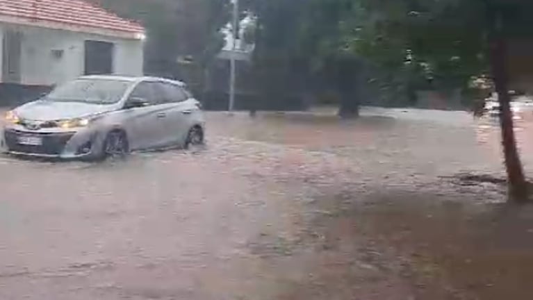 El agua entró a viviendas y anegó calles de Córdoba tras la intensa lluvia