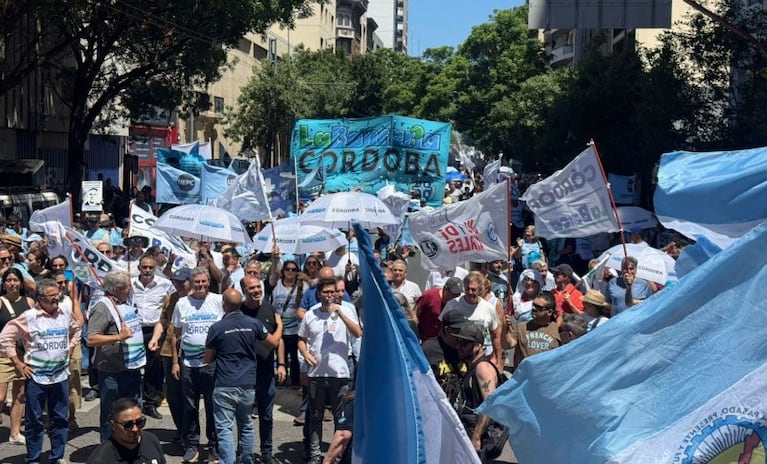 Gremios estatales marcharon en Córdoba contra la reforma previsional