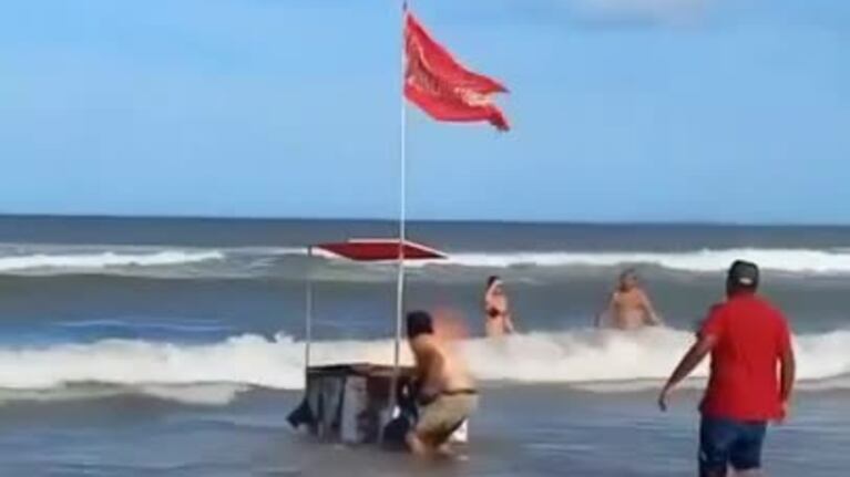 Así se incendió el carro de panchos en Mar del Plata