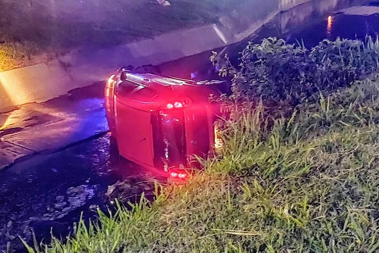 Robó un Uber, lo persiguió la Policía y cayó a un desagüe de la Circunvalación