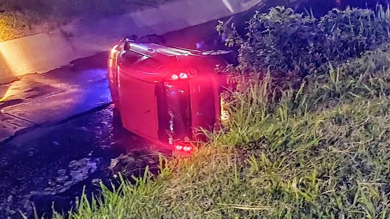 Robó un Uber, lo persiguió la Policía y cayó a un desagüe de la Circunvalación