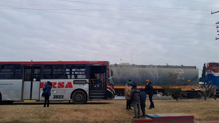 El momento del choque del tren contra el colectivo urbano en Córdoba