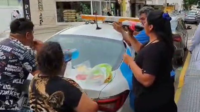 Los grabaron comiendo sobre un móvil de Seguridad Ciudadana