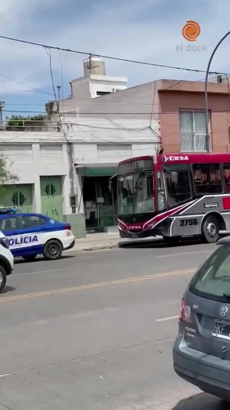 Un chofer abandonó un colectivo con los pasajeros