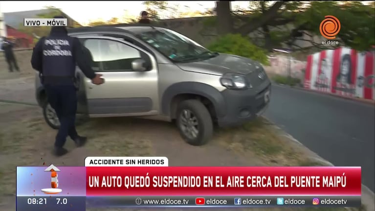 Un auto quedó suspendido en el aire a metros del Puente Maipú