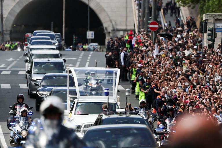 El Doce en el funeral de Francisco: la emoción de Petete Martínez al estar a metros del papamóvil