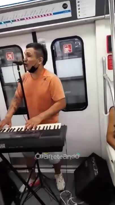 El artista callejero viral tras tocar "Muchacho de barrio" en un subte