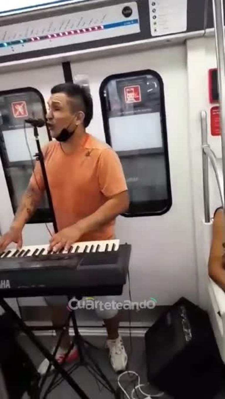 El artista callejero viral tras tocar "Muchacho de barrio" en un subte