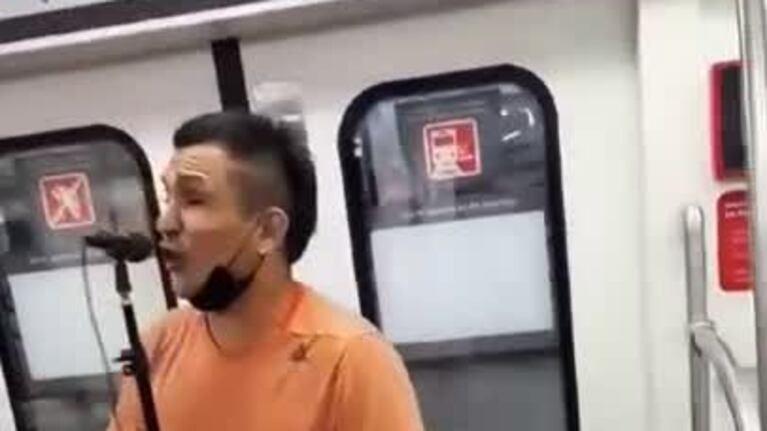 El artista callejero viral tras tocar "Muchacho de barrio" en un subte