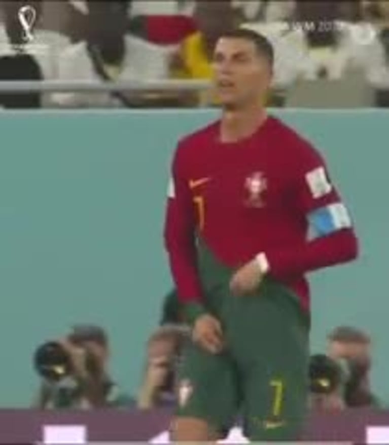 Ronaldo comió una barrita en el partido de Portugal