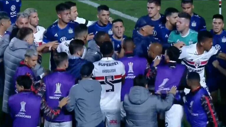Tumulto y empujones en el final de Talleres-Sao Paulo