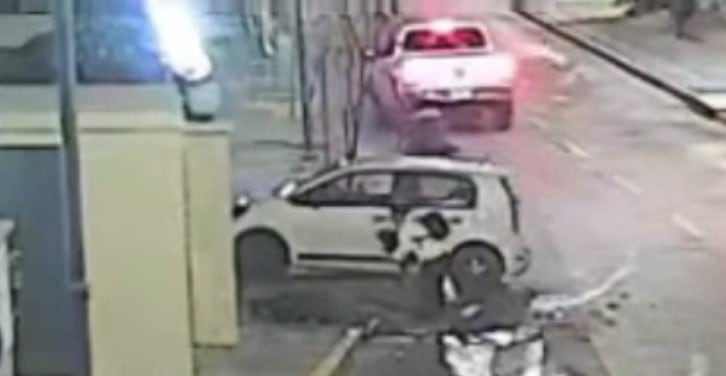 Así embistió un joven de 29 años con su Amarok a un Up donde iba una pareja con su bebé de 18 meses