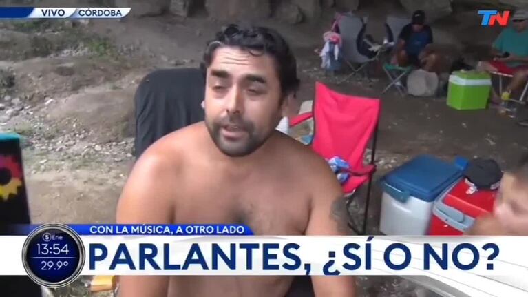 Se indignó por no poder poner música