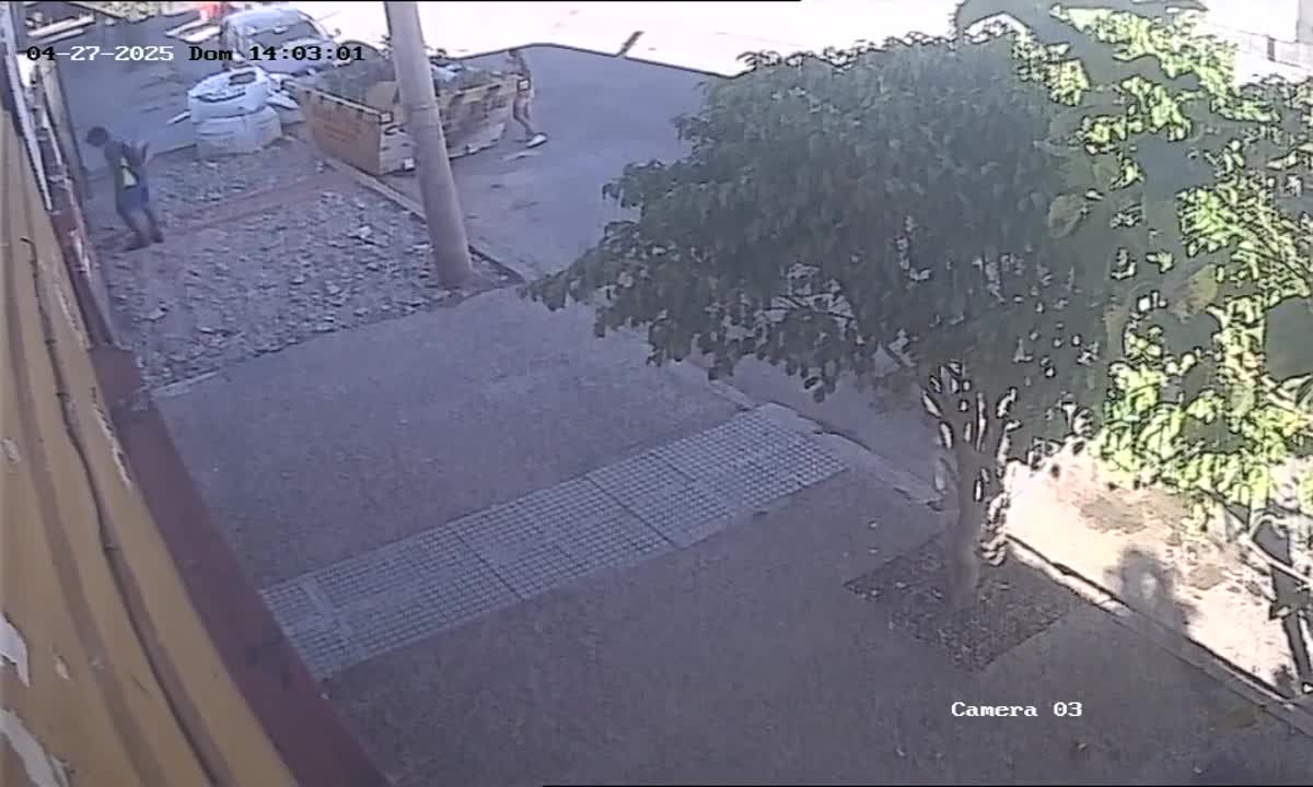 Robó junto a su pequeña hija en una obra en construcción y todo quedó filmado