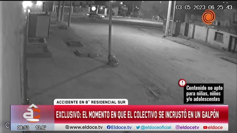 El video del colectivo urbano que se incrustó en un galpón