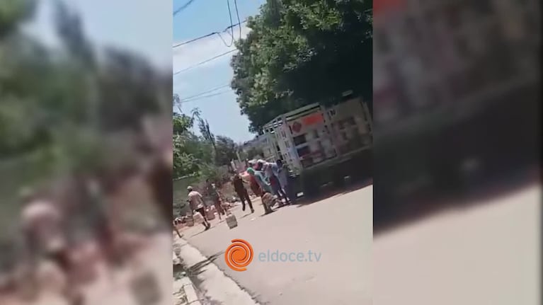 Saquearon un camión de garrafas en barrio Hipólito Yrigoyen