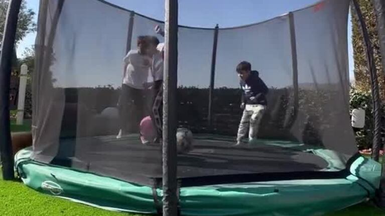 Los hijos de Messi saltaron en una cama elástica