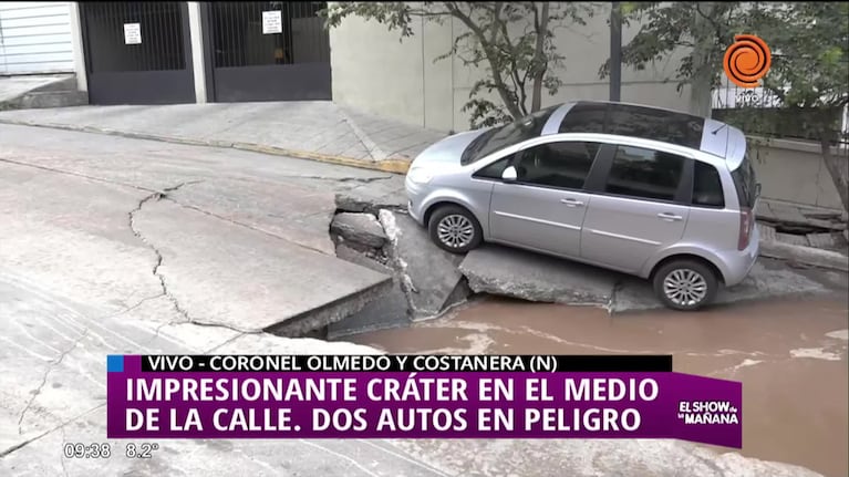 Caño roto e impresionante cráter a metros de la Costanera