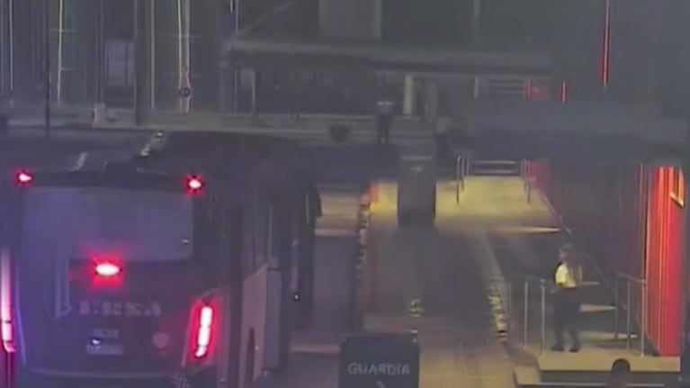 Video: una pasajera entró en trabajo de parto, el chofer desvió el recorrido y la llevó al hospital