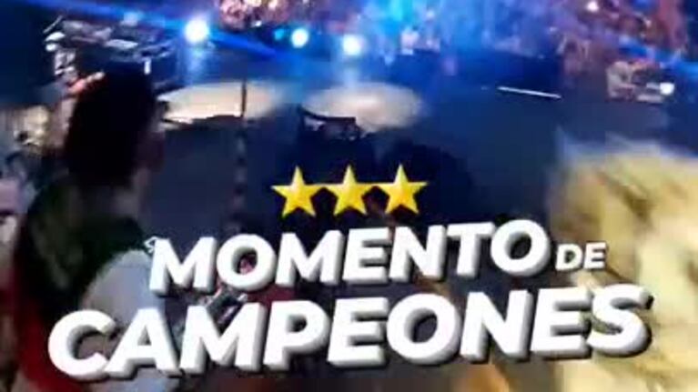 Momento mundialista en el baile de Monada
