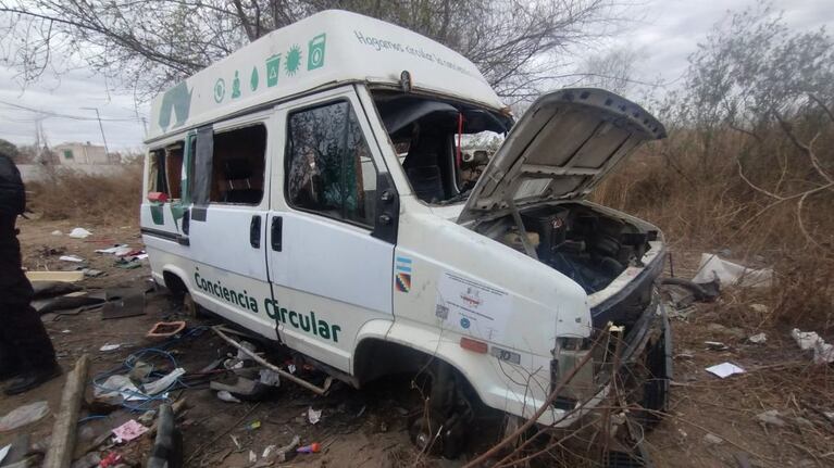 Apareció desmantelada la camioneta sustentable que robaron en Córdoba: “Encontrarla así fue devastador”