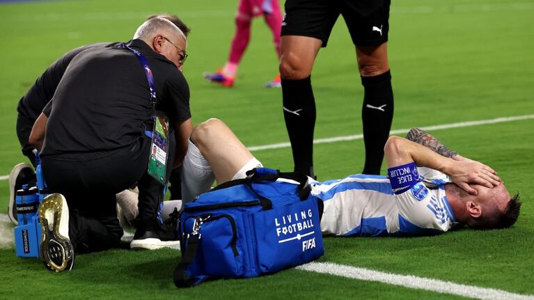 Messi se golpeó el tobillo y encendió las alarmas en Argentina en la final de la Copa América