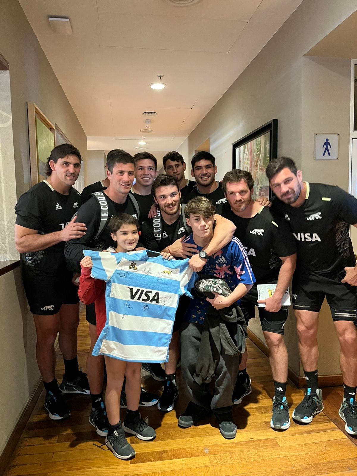 De la tristeza a la alegría: la visita de Tomi a Los Pumas después de que le robaran la camiseta en el Kempes