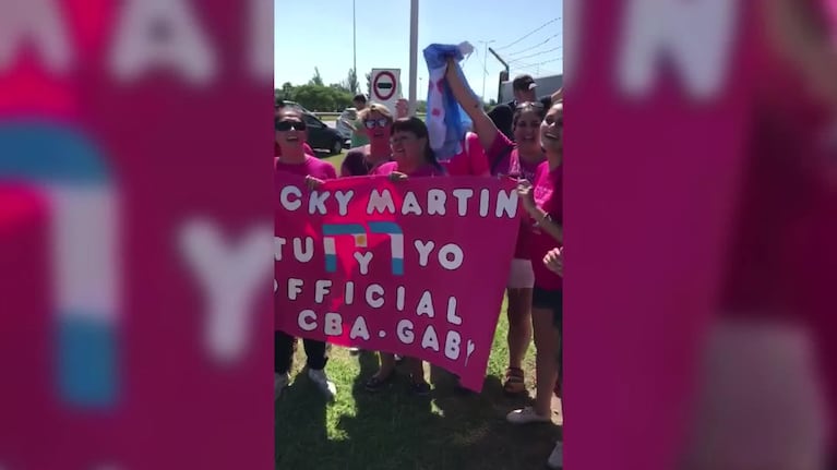 Las fans recibieron a Ricky Martin en el Aeropuerto