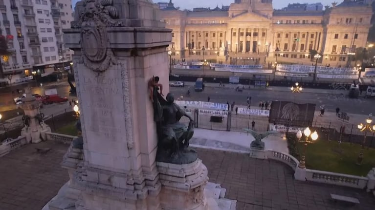 Manifestante nudista trepó un monumento en la Plaza de los dos Congresos