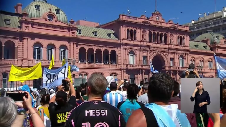 El saludo de Milei desde el balcón de la Casa Rosada