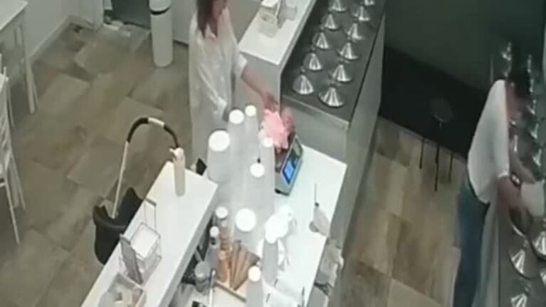 Una mamá puso a su pequeño en la balanza de una heladería