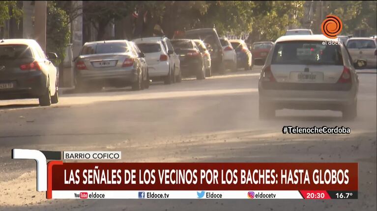 Para evitar accidentes, señalizaron los baches con globos y carteles