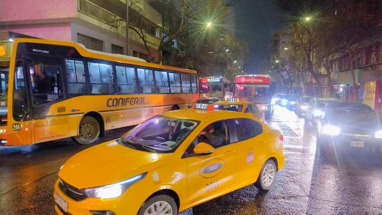Caos y quejas en el centro de Córdoba por el corte total que complica el tránsito
