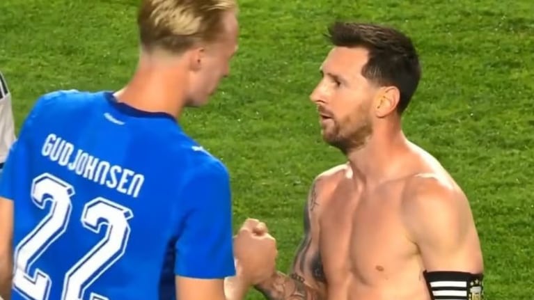 Messi con Daniel Gudjohnsen en Argentina-Islandia