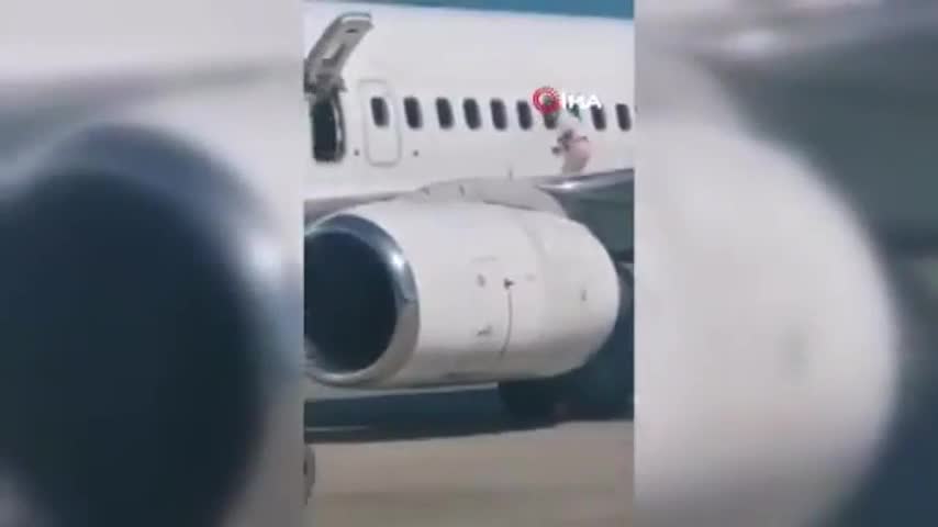 Caminó por el ala del avión apenas aterrizado