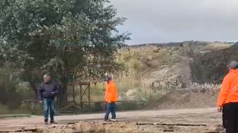 El socavón que cortó el tránsito en Altas Cumbres