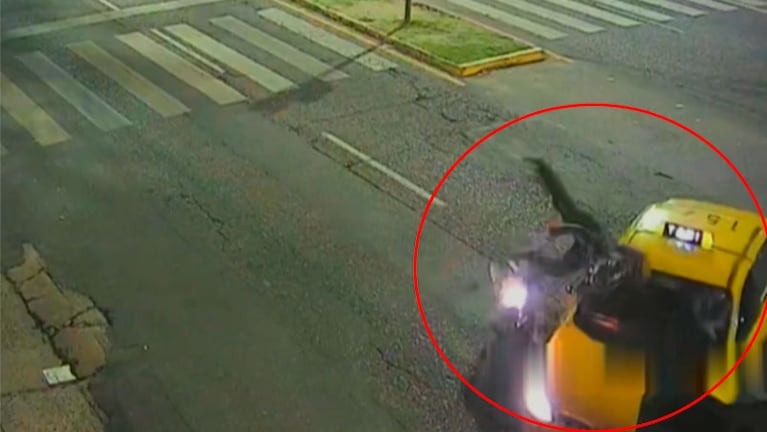 Impresionante choque entre una moto y un taxi en Av. Rafael Núñez