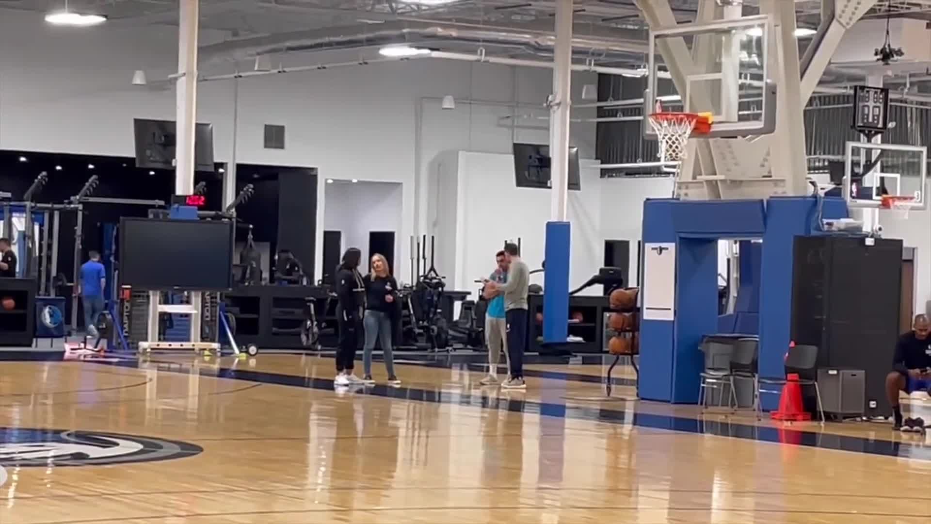 Campazzo recorrió el centro de entrenamientos de Dallas Mavericks