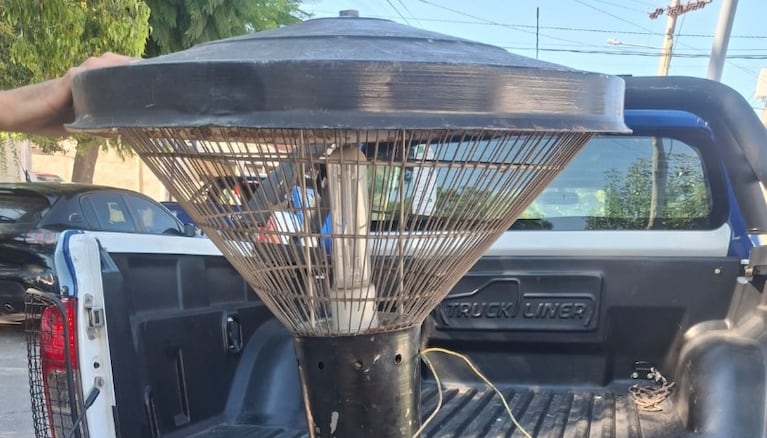 Se robó un farol del cementerio San Jerónimo, quedó grabado y lo detuvieron: el video