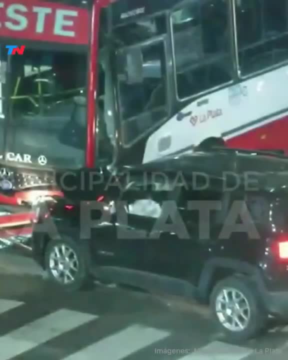 Dos autos chocaron y casi matan a una peatona