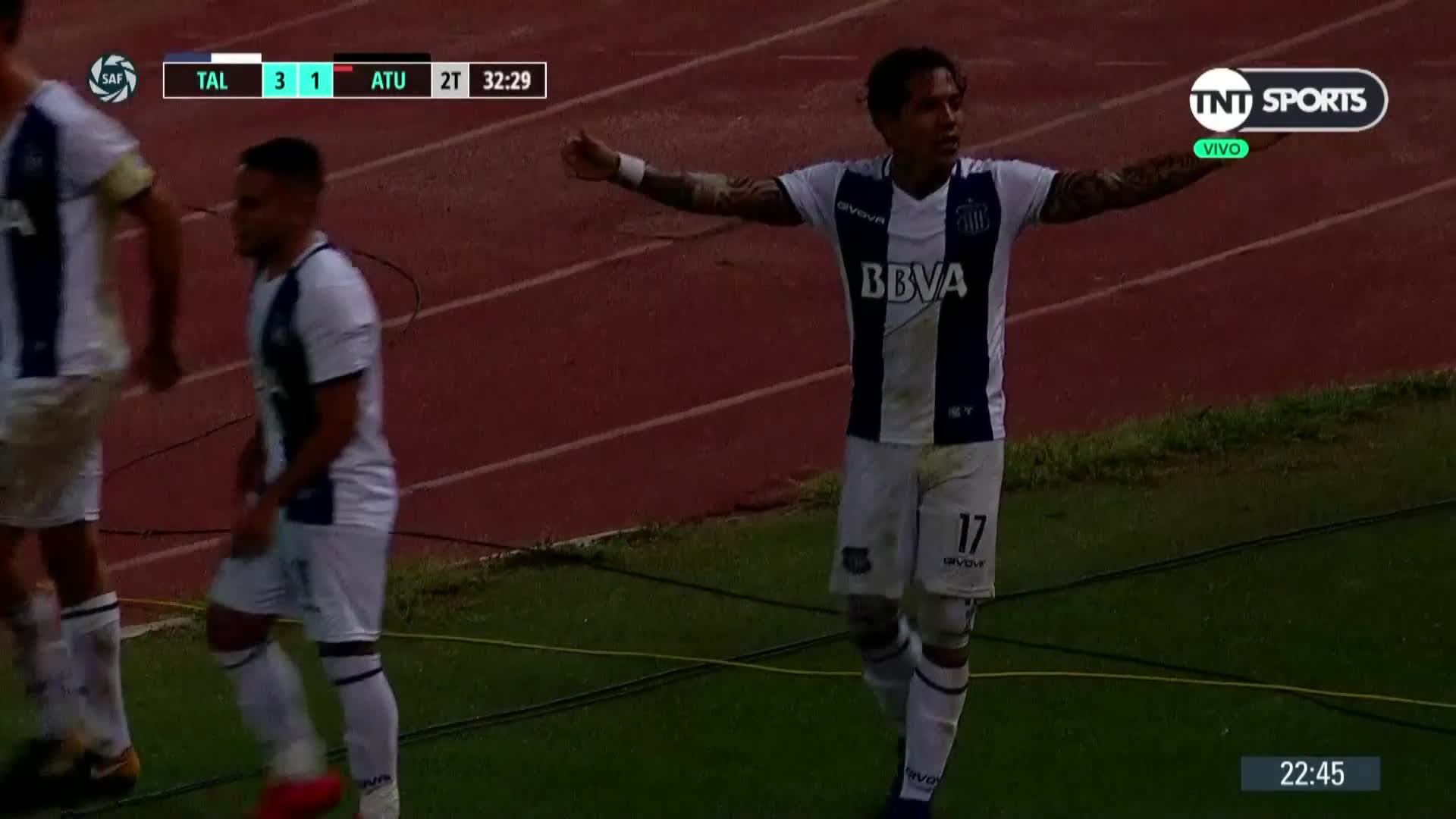 Dayro Moreno, de palomita, marcó el 3-1 para Talleres