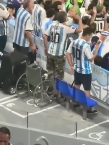 Fue en silla de ruedas a la cancha pero se paró para festejar