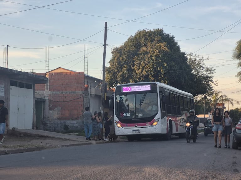 Reclaman que continúan las filas y largas demoras pese al nuevo esquema de transporte