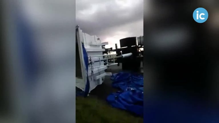 El viento dio vuelta camiones en Azul