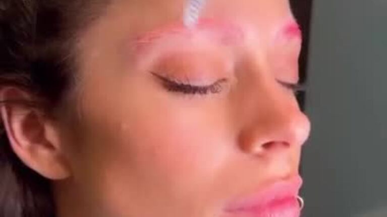 Tini se tiñó las cejas de fucsia