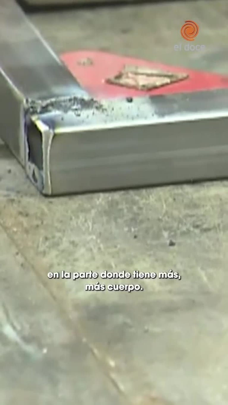 Tiene 11 años y sueña con ser herrero como su familia