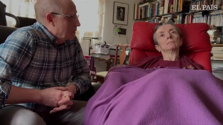 Eutanasia: el conmovedor video del español que ayuda a morir a su mujer postrada