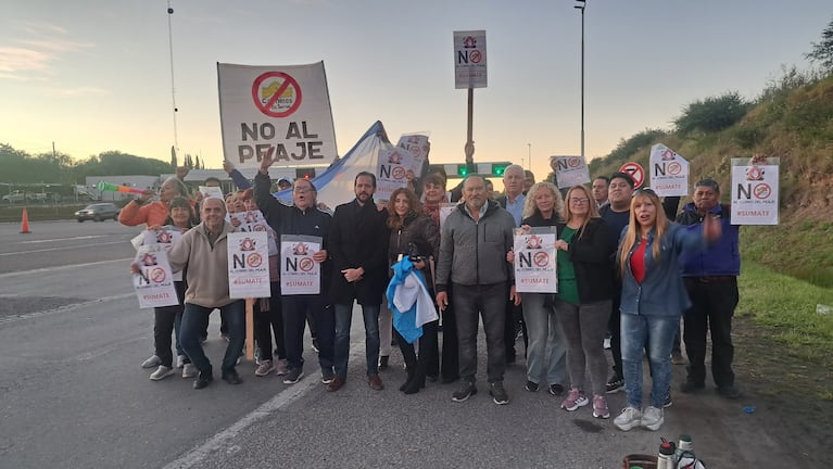 Vecinos exigen sacar el peaje del camino a La Calera y aseguran que es “ilegal”