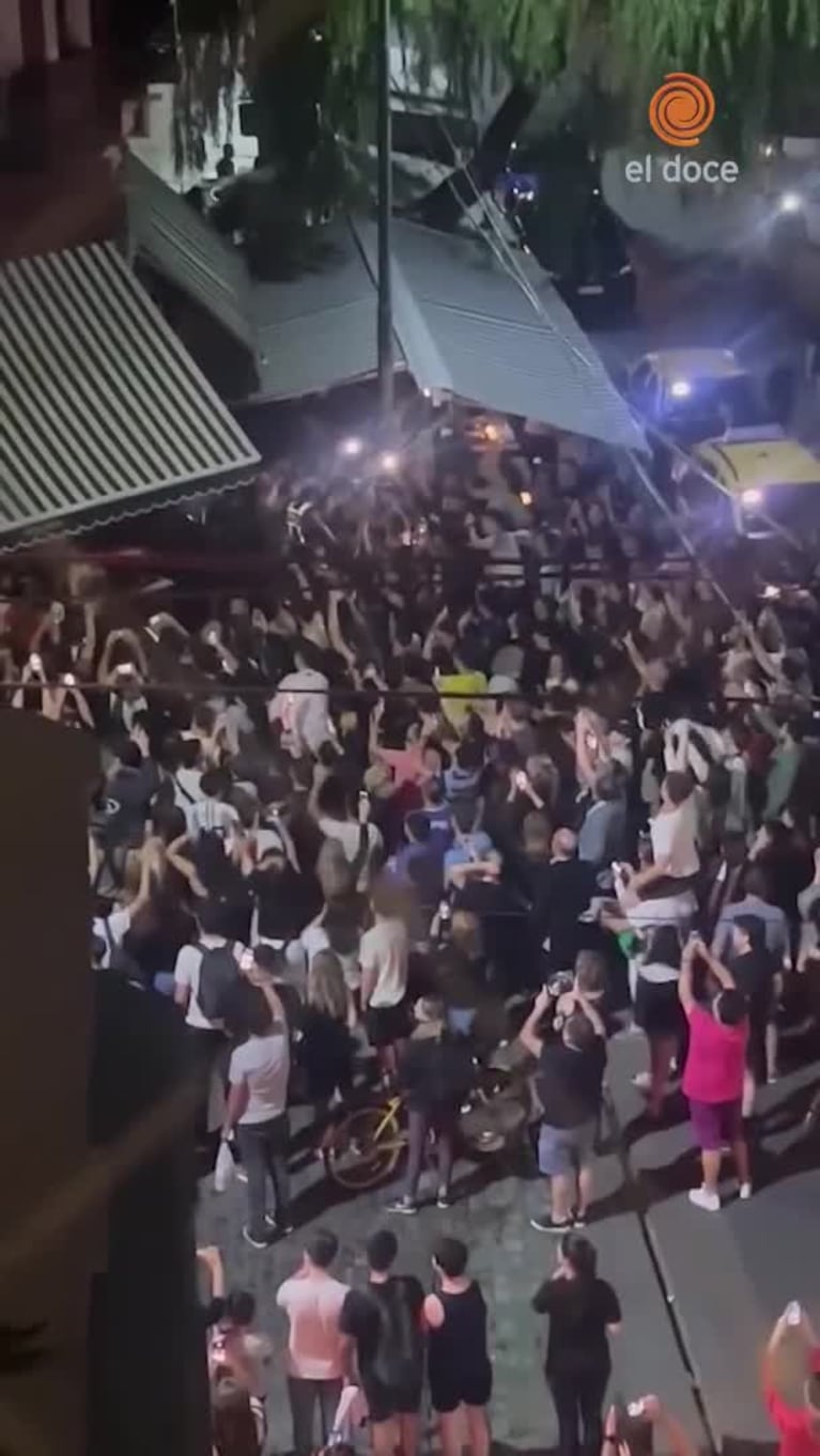 Una multitud rodeó a Messi a la salida de un restaurante