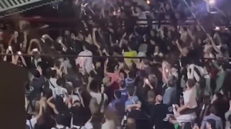 Una multitud rodeó a Messi a la salida de un restaurante